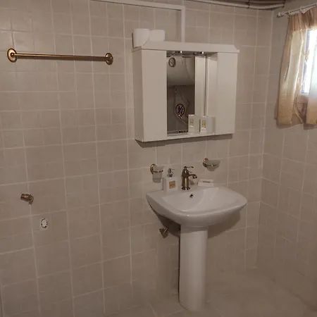 ο σκίουρος παραδοσιακοί ξενώνες Oiti